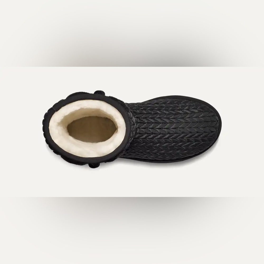 UGG Classic Short Villa Knit Platform Boot - Picture 7 of 15